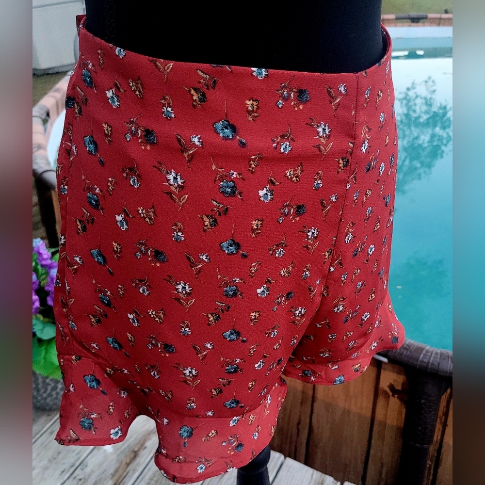 She + Sky Printed Ruffled Shorts - Picture 8 of 11